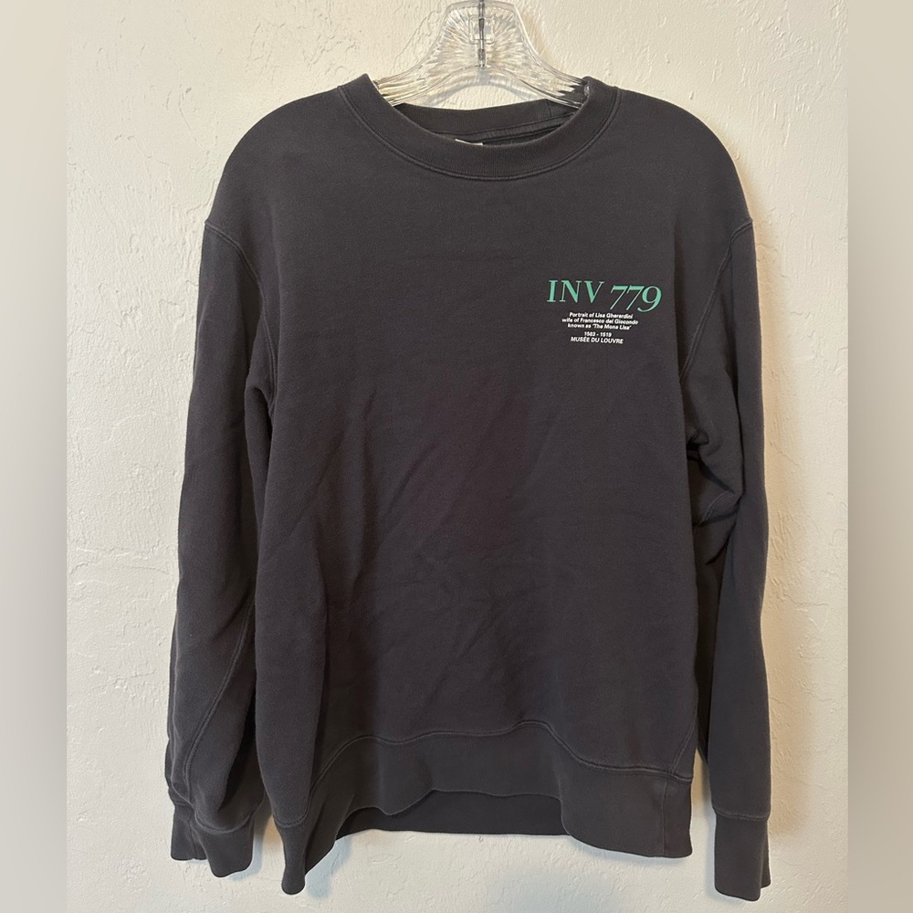 UNIQLO Men’s Sweatshirt Size Large Peter Saville Musée Du Louvre Museum Grey - Picture 2 of 5